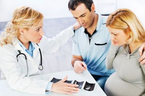Doctor-talking-to-pregnant-patient